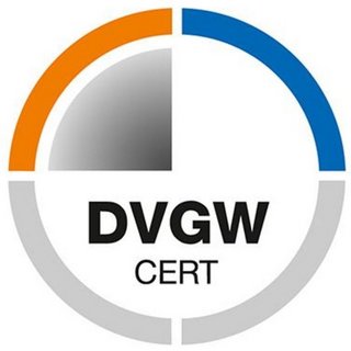 Ein rundes Logo mit orangefarbenem, blauem und grauem Design, das die Aufschrift 'DVGW CERT' enthält.